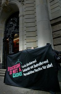 Foto eines Transpis mit der Aufschrift: Feminism is not a crime. Fundis Blockieren! Solidarität mit Betroffenen! Reproduktive Rechte für alle