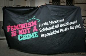 Foto eines Transpis mit der Aufschrift: Feminism is not a crime. Fundis Blockieren! Solidarität mit Betroffenen! Reproduktive Rechte für alle