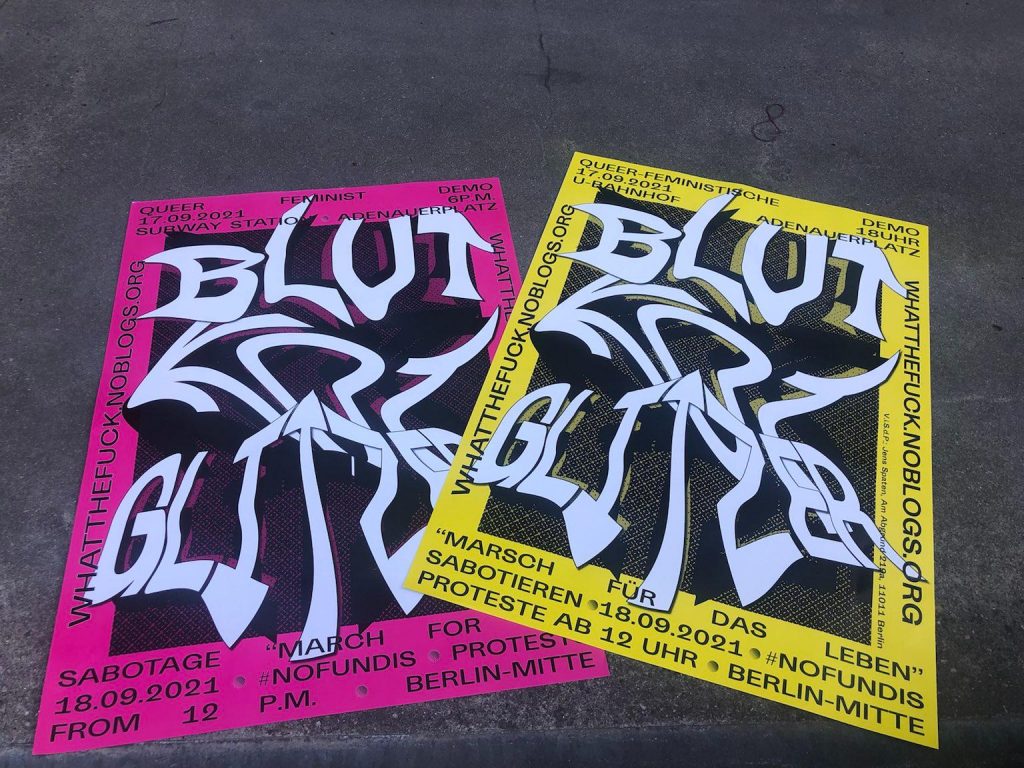 Ein pinkes und ein gelbes Plakat, das zu den WTF-Protesten in diesem Jahr aufruft. Der Titel ist "Blut, Kot, Glitzer"